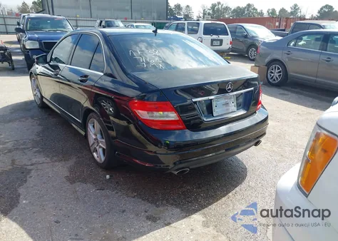 2010 Mercedes-Benz C 300 Luxury/Sport z USA, uszkodzony, nr VIN WDDGF5EB7AF387168